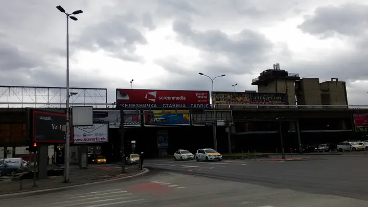 高架的 Skopje 火車站一隅